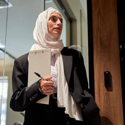 مدربة سعودية واثقة تحمل ملف