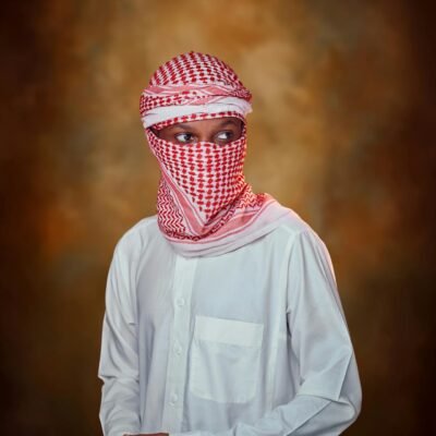 رجل سعودي بالشماغ والثوب